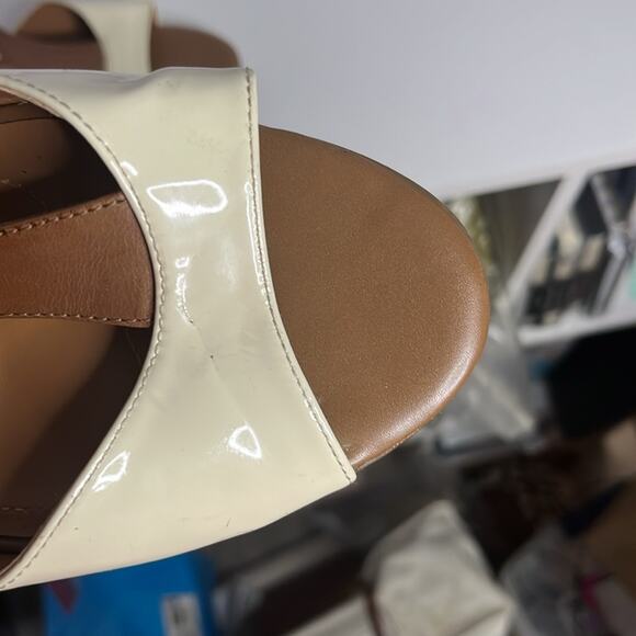 Tahari Betsy T- strap Patent Leather Sandal size 9.5 Cream and Tan GUC - Picture 6 of 9